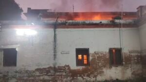 धू धू कर जलता कार्यालय 