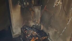 कार्यालय में आग से जले उपकरण 