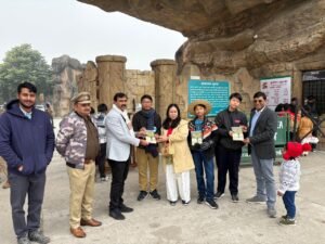 स्क्रैच कूपन के जरिए निकले इनामो का वितरण करते सफारी डायरेक्टर 