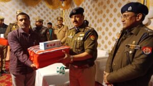 ग्राम प्रहरियों को कम्बल वितरण करते एसएसपी इटावा 